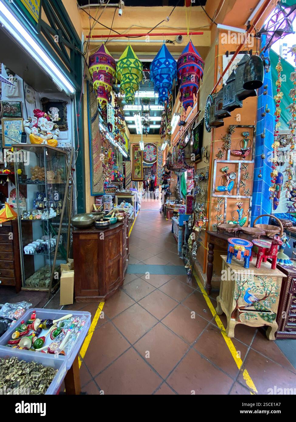 Un negozio colorato in Serangoon Road, Singapore, animato da una gamma di oggetti decorativi e beni culturali Foto Stock