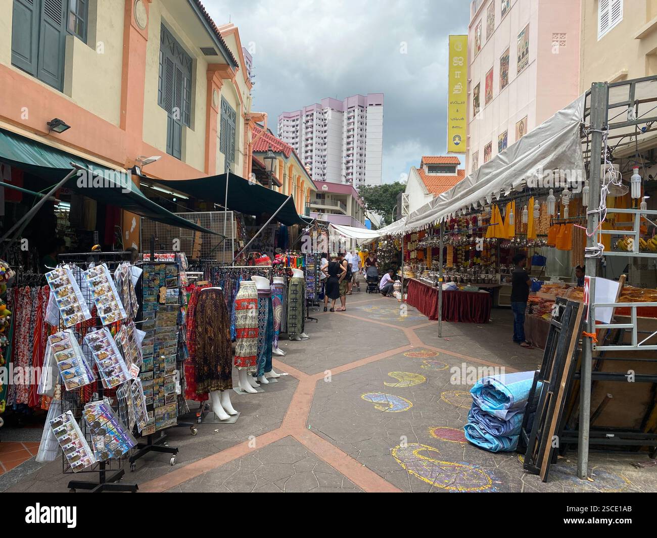 Un negozio colorato in Serangoon Road, Singapore, animato da una gamma di oggetti decorativi e beni culturali Foto Stock
