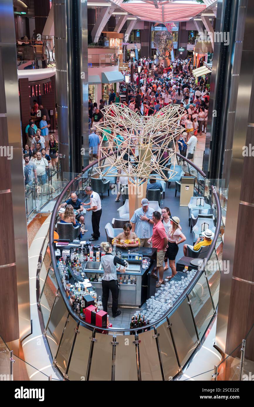 Weston, FL USA - 25 agosto 2018: Affollamento felice al Rising Tide Bar sulla mega nave da crociera, Royal Caribbean Harmony of the Seas. Foto Stock