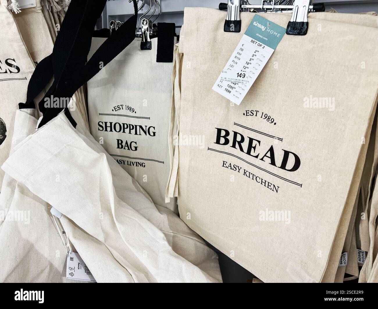 Kiev, Ucraina - 5 febbraio 2025: Borse in tessuto riciclabili con testo stampato, ideali per lo shopping e la conservazione. Foto Stock