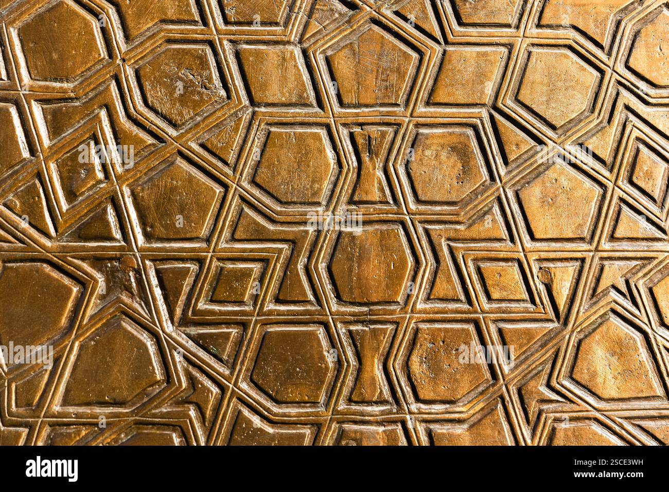 Antiche pareti decorate con motivi arabi color oro, vista frontale Foto Stock