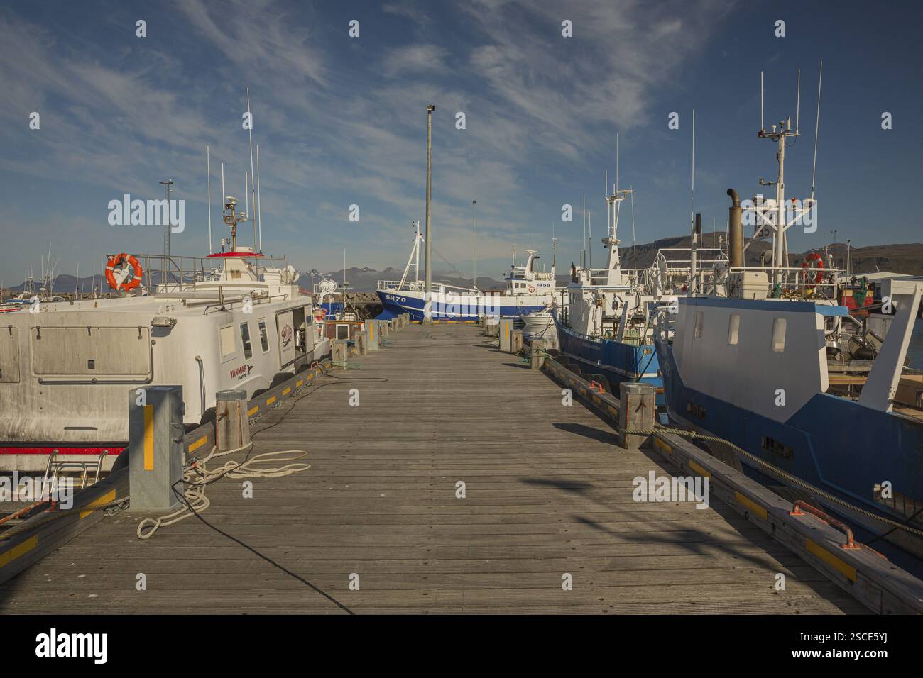 Barche nel porto del villaggio Rif sulla penisola di Snaefellsnes, W Islanda Foto Stock