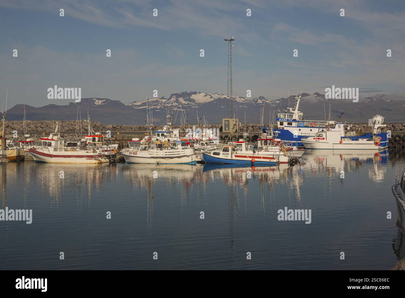 Barche nel porto del villaggio Rif sulla penisola di Snaefellsnes, W Islanda Foto Stock