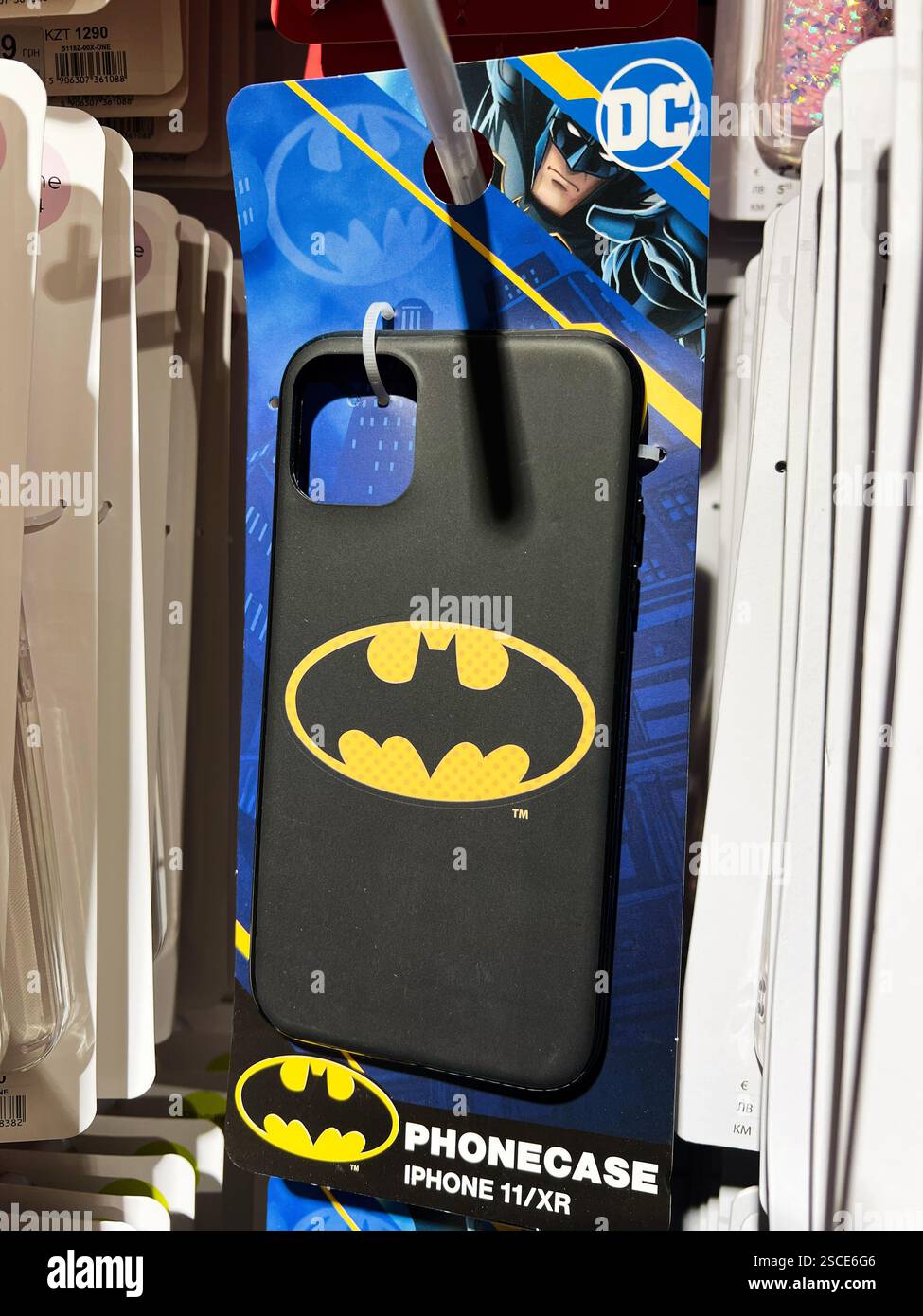 Kiev, Ucraina - 5 febbraio 2025: Custodia per iPhone a tema Batman con logo iconico giallo e nero in mostra. Foto Stock