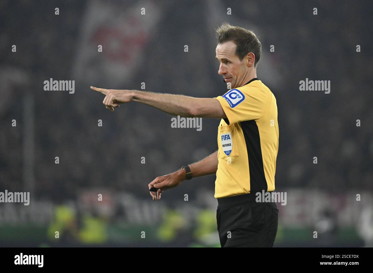 Arbitro Sascha Stegemann Gesture Gesture DFB Cup, MHPArena, MHP Arena Stuttgart, Baden-Wuerttemberg, Germania, Europa Foto Stock