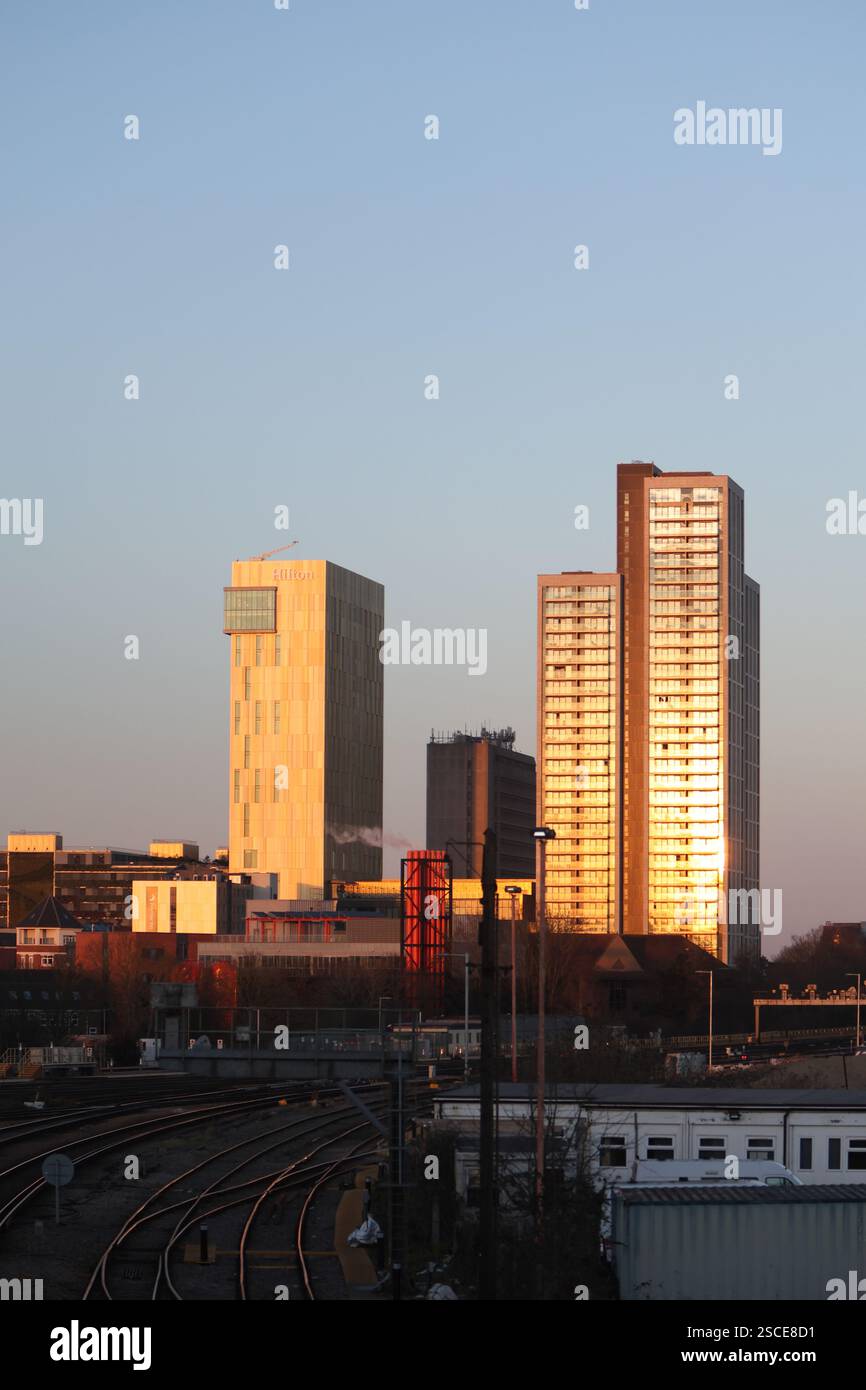 Grattacieli del centro citta' di Woking, l'hotel Hilton e i blocchi residenziali East Marches e West Marches Victoria Place Woking Surrey Regno Unito Foto Stock