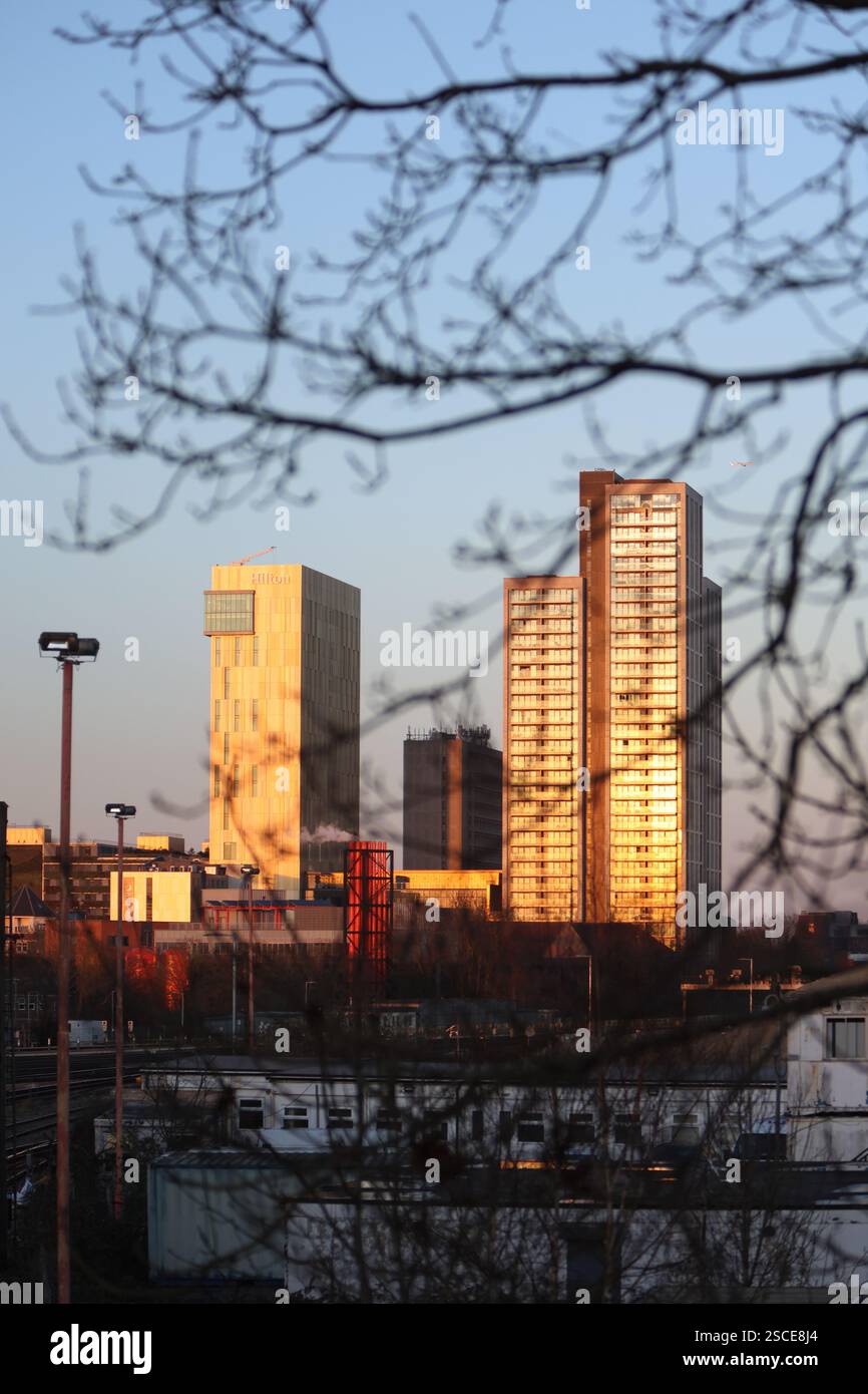 Grattacieli del centro citta' di Woking, l'hotel Hilton e i blocchi residenziali East Marches e West Marches Victoria Place Woking Surrey Regno Unito Foto Stock