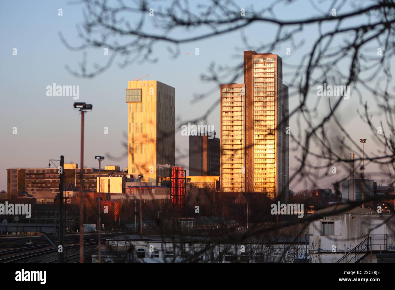 Grattacieli del centro citta' di Woking, l'hotel Hilton e i blocchi residenziali East Marches e West Marches Victoria Place Woking Surrey Regno Unito Foto Stock