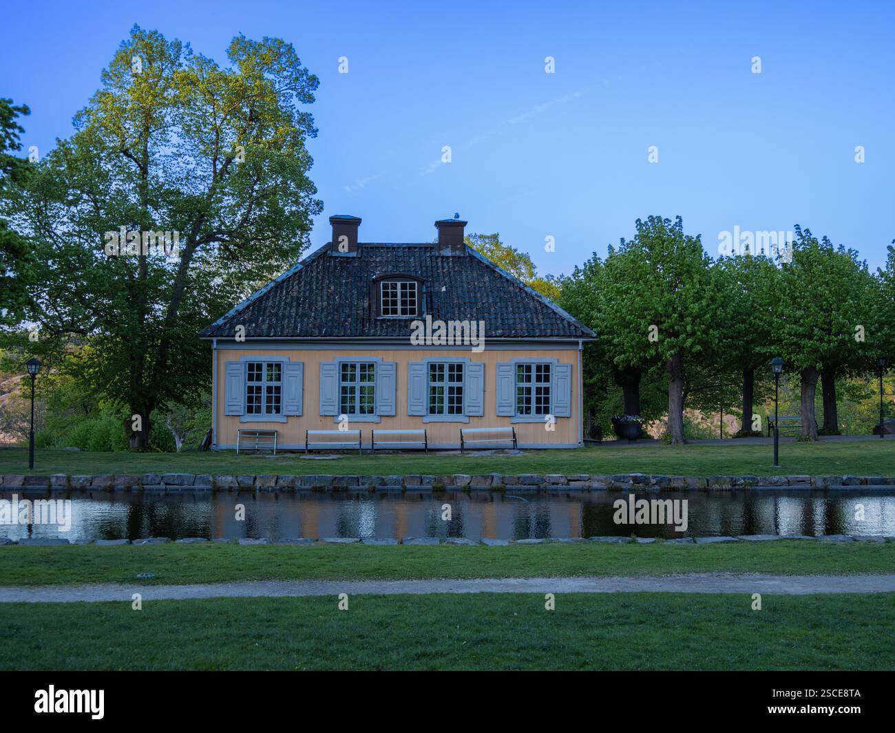Stoccolma, Svezia - 24 maggio 2023: Affascinante casa a un piano a Stoccolma con esterno giallo e persiane bianche. Foto Stock