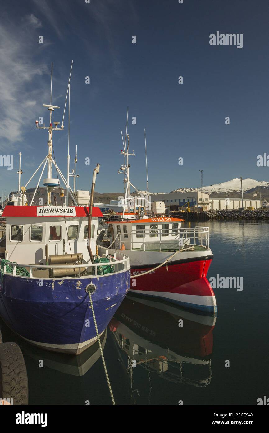 Barche nel porto del villaggio Rif sulla penisola di Snaefellsnes, W Islanda Foto Stock