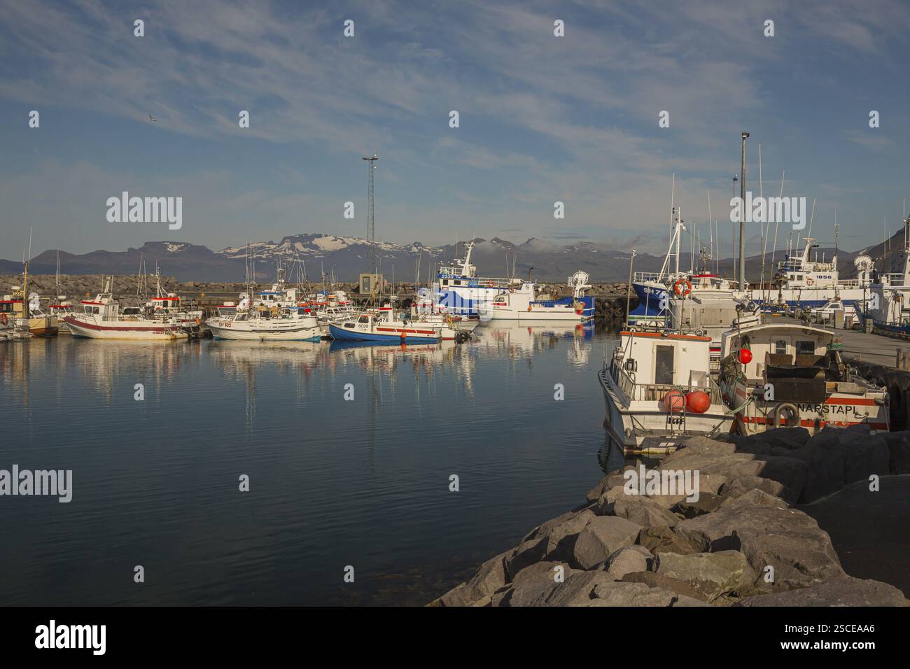 Barche nel porto del villaggio Rif sulla penisola di Snaefellsnes, W Islanda Foto Stock