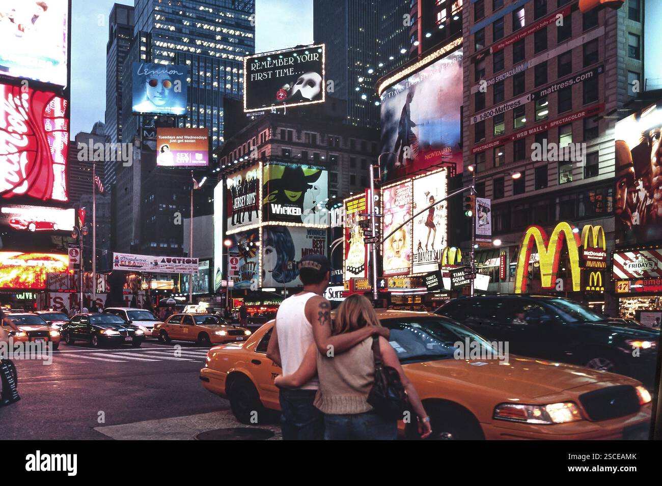 Giovane coppia a Time Square di notte, New York, USA, Nord America Foto Stock