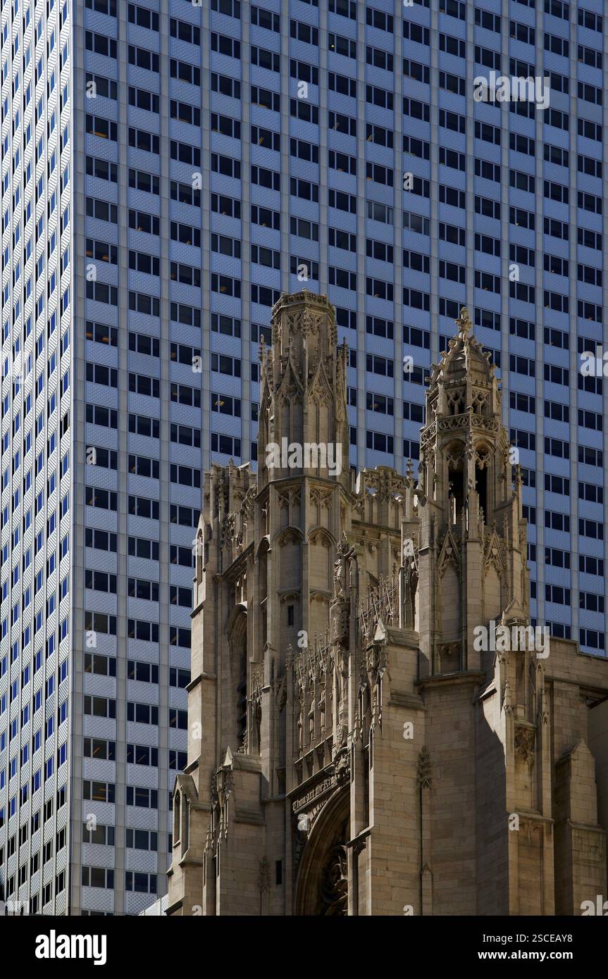 Cattedrale di San Patrizio di fronte alla facciata di un grattacielo, New York City, USA, Nord America Foto Stock