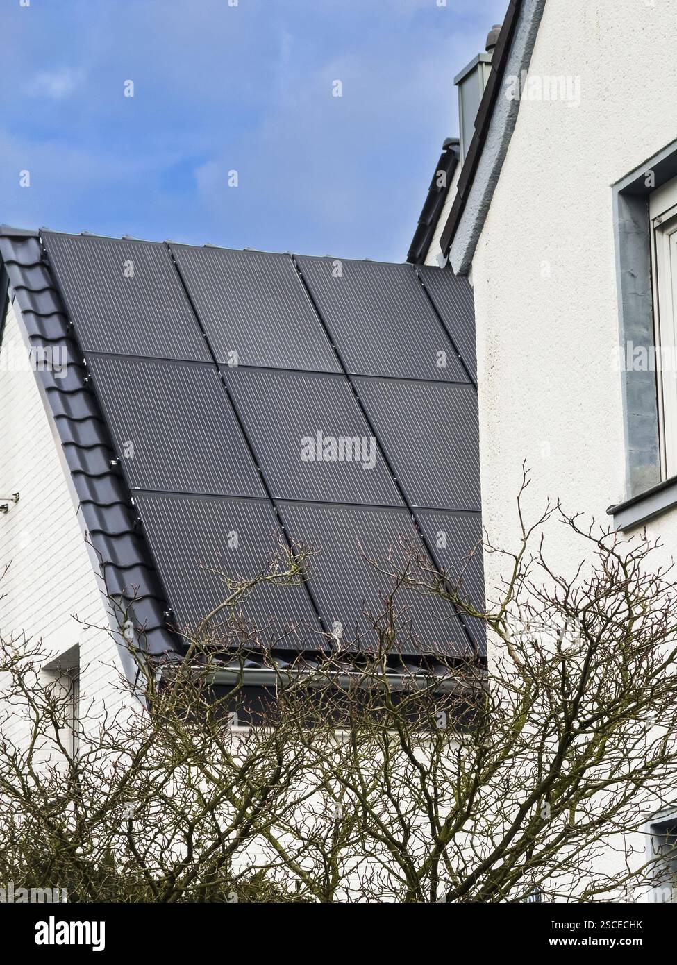 Pannelli solari sul tetto di una casa a Hilden, Germania, Europa Foto Stock