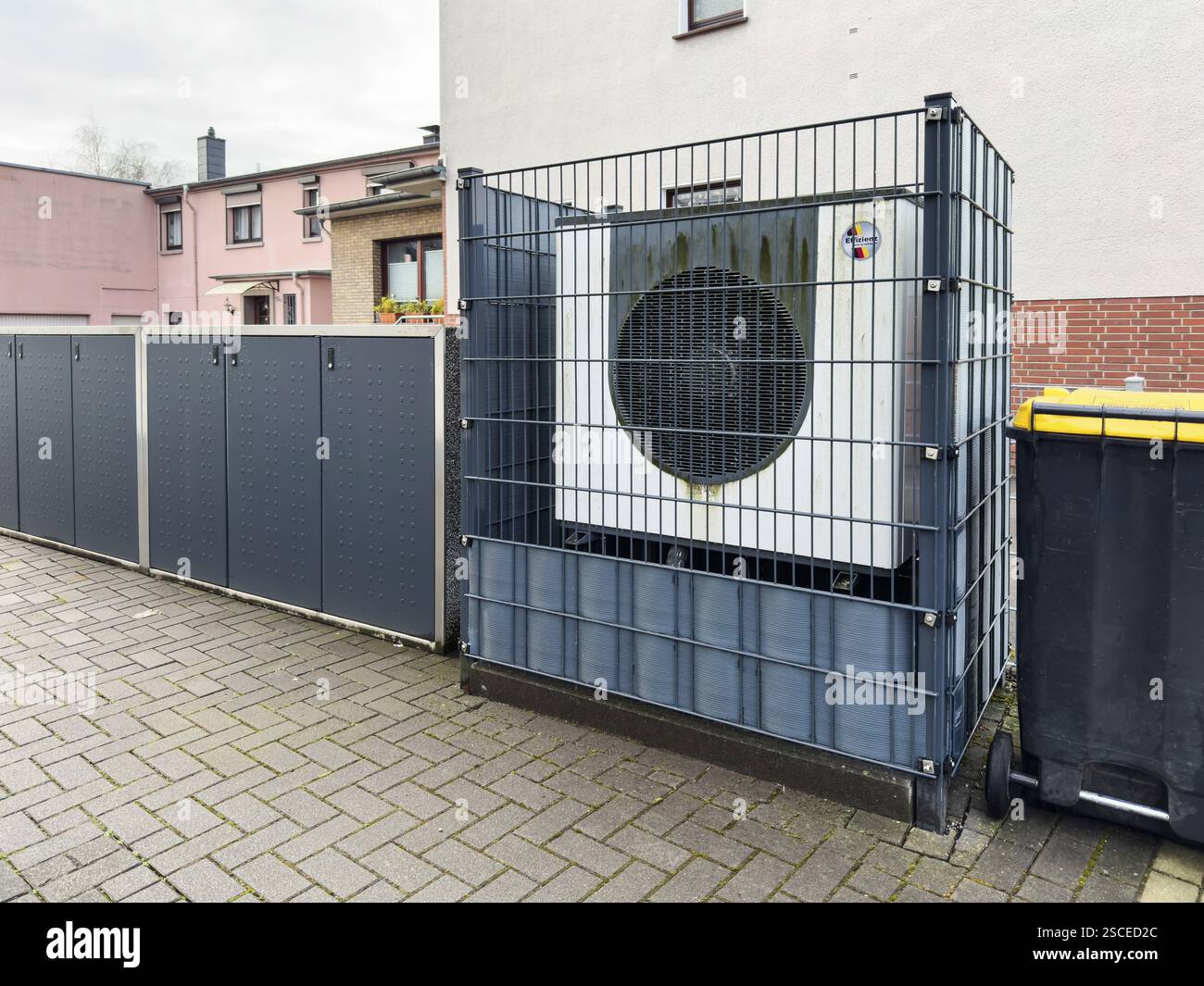 Pompa di calore dietro una recinzione a Hilden, Germania, Europa Foto Stock