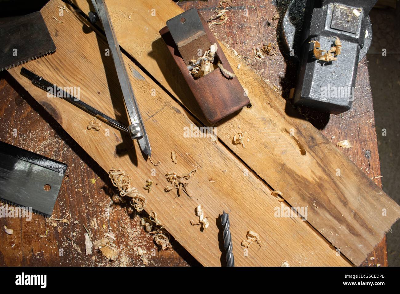 Vecchia ruspa e altri vintage carpenter strumenti in un laboratorio di falegnameria Foto Stock