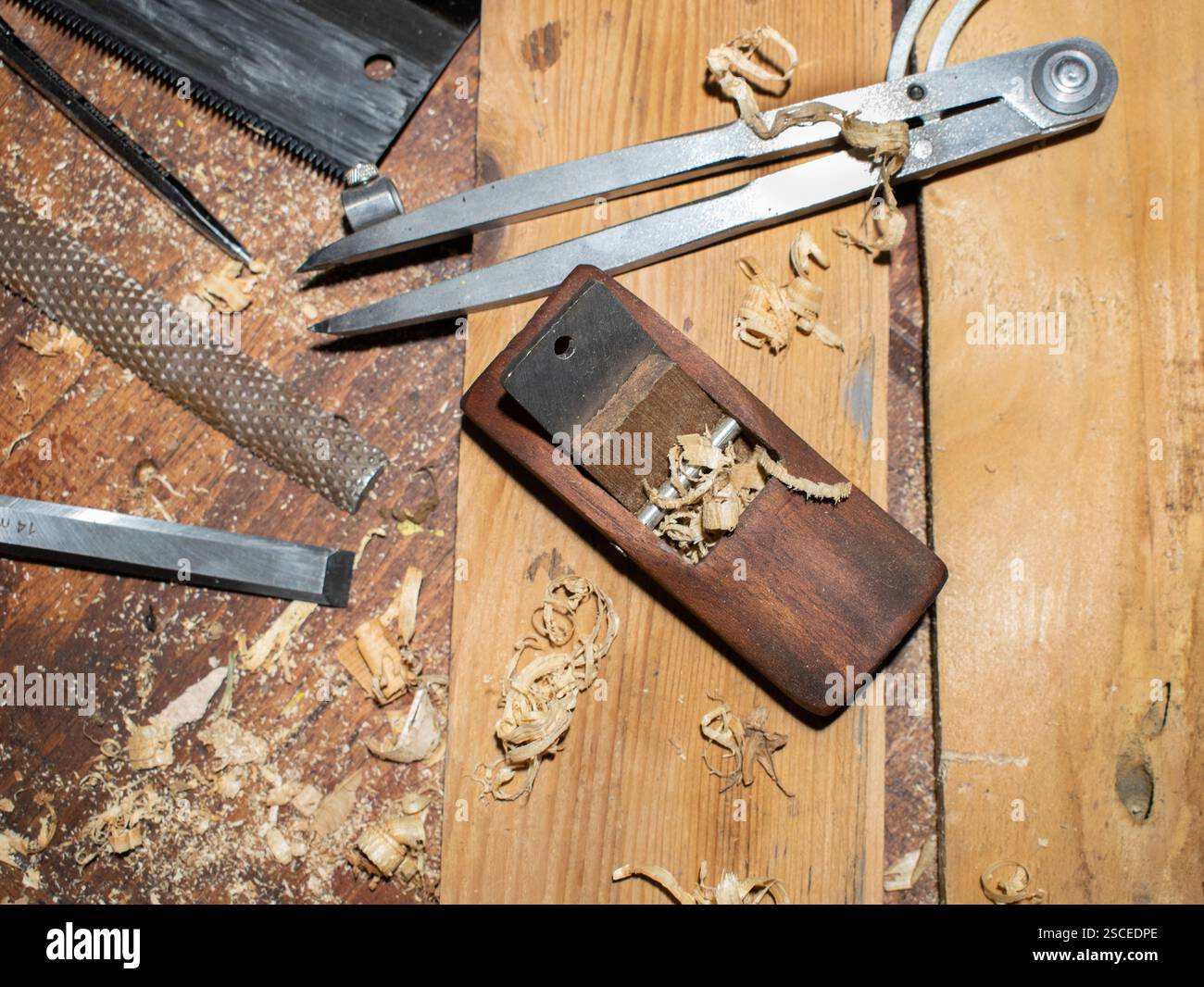 Vecchia ruspa e altri vintage carpenter strumenti in un laboratorio di falegnameria Foto Stock