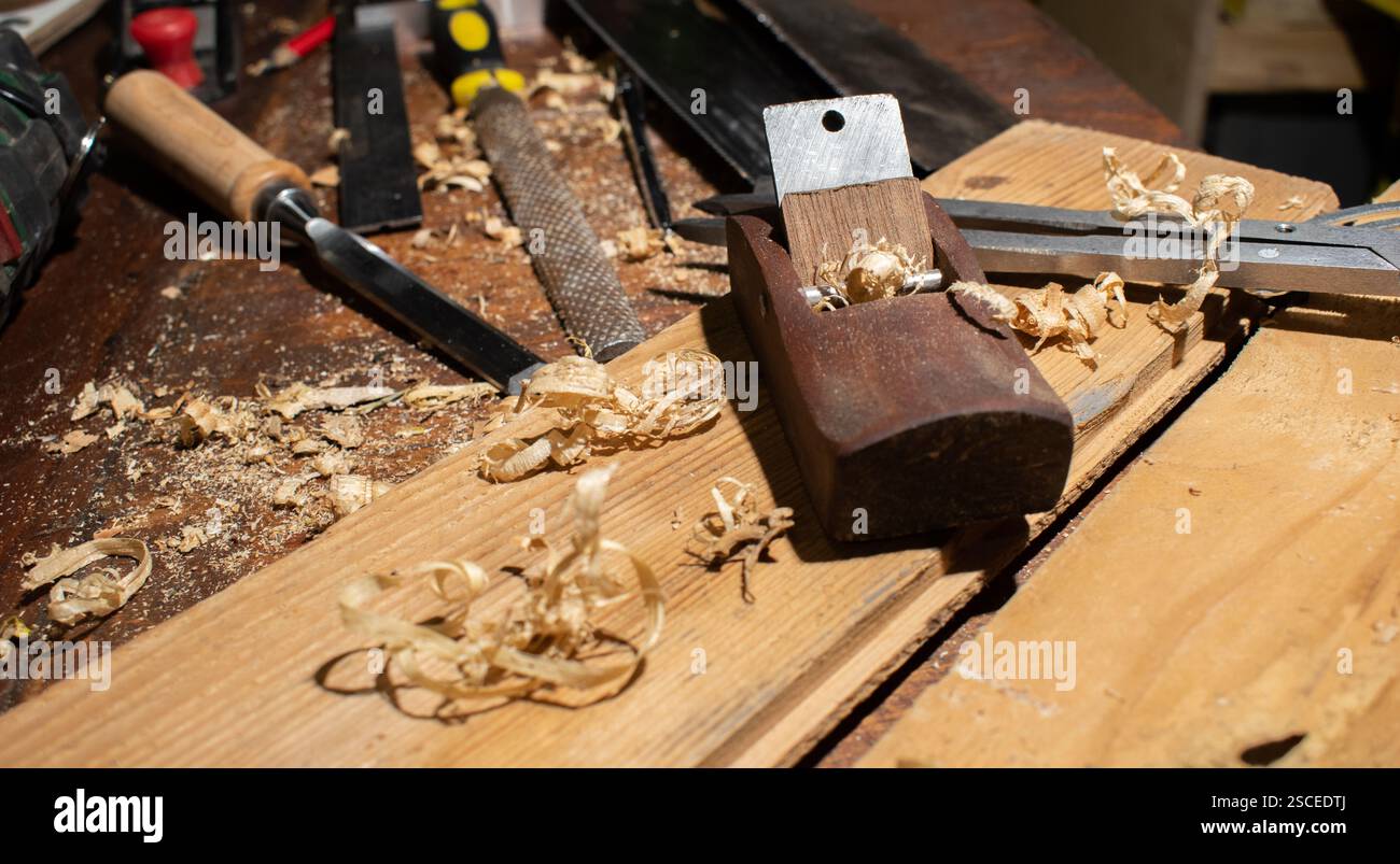 Vecchia ruspa e altri vintage carpenter strumenti in un laboratorio di falegnameria Foto Stock