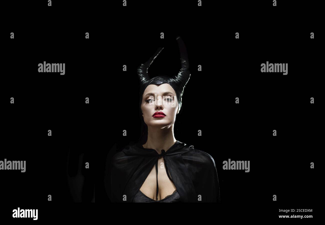 Un ritratto di una donna in costume scuro con corna ed espressioni drammatiche Foto Stock Un ritratto di una donna in costume scuro con corna ed espressioni drammatiche Foto Stock
