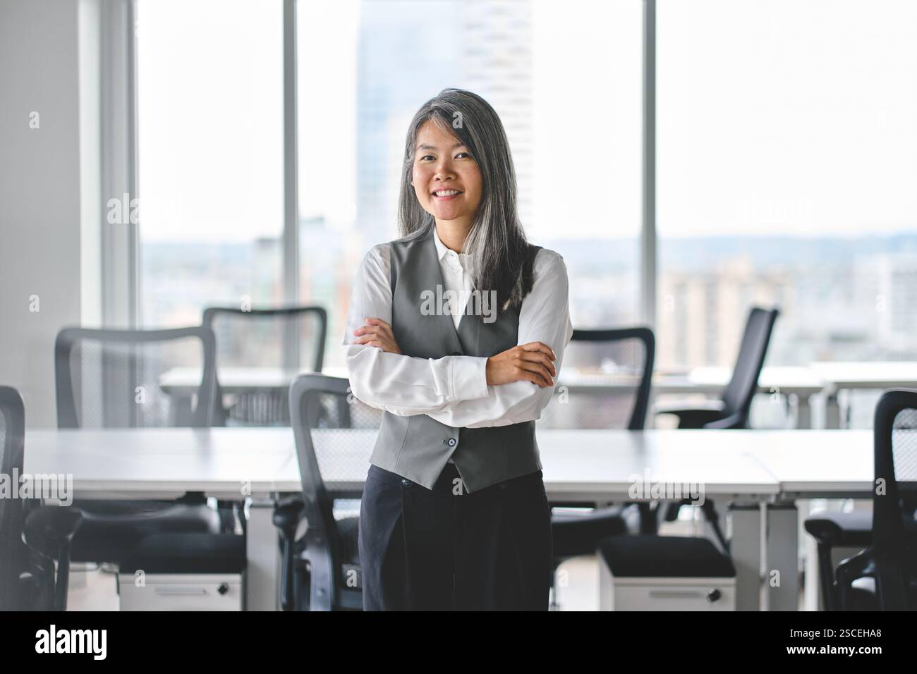 Donna d'affari asiatica felice di mezza età leader in carica, ritratto. Foto Stock