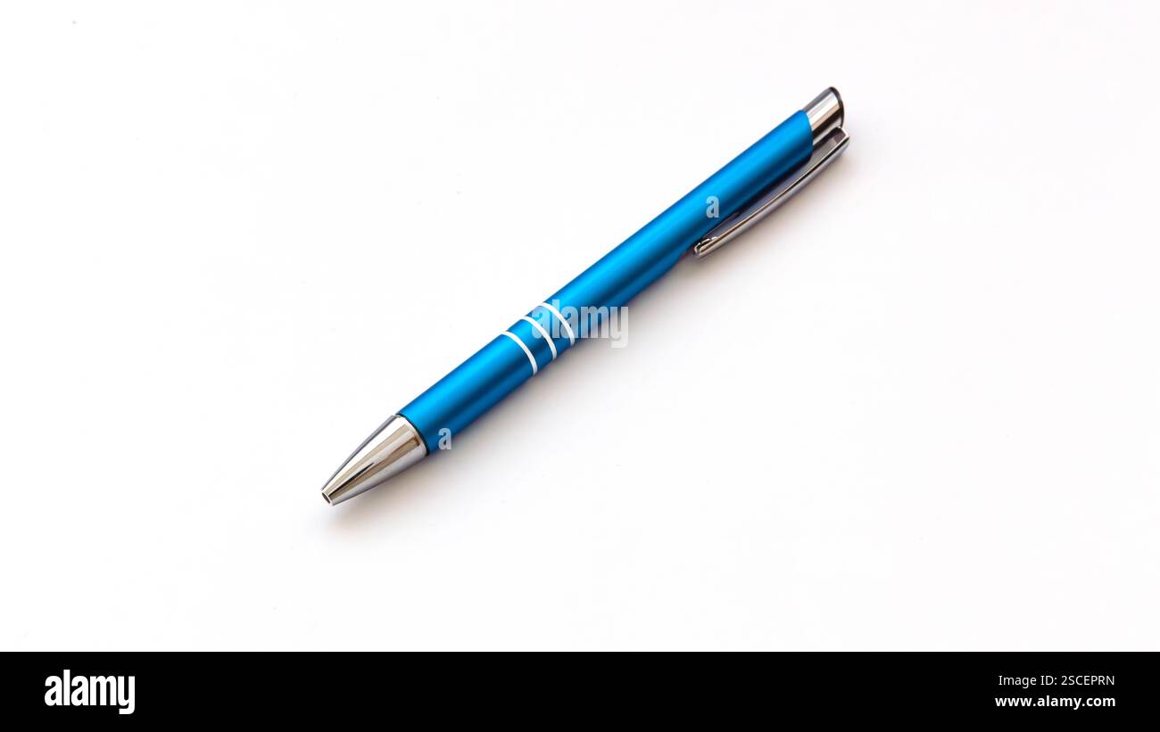 Penna con punta a sfera blu ritratta su un terreno di macinazione bianco con spazio di copia Foto Stock