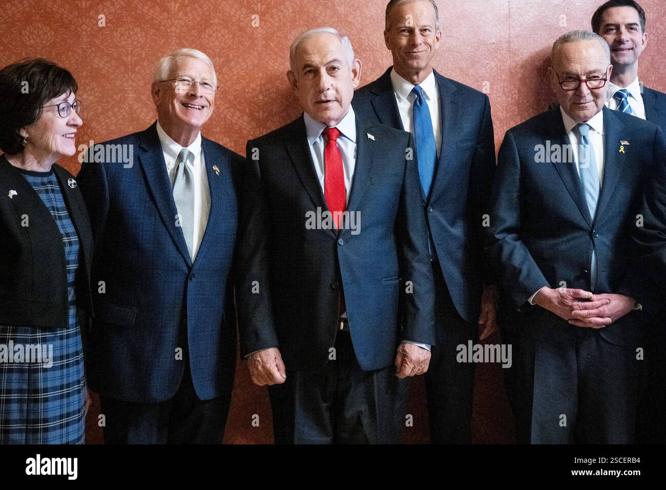 Washington, Stati Uniti. 6 febbraio 2025. Benjamin Netanyahu (pseudonimo Bibi Netanyahu), al centro, in piedi con i senatori statunitensi Susan Collins (R-ME), Roger Wicker (R-MS), il leader della maggioranza del Senato John Thune (R-SD), il leader della minoranza del Senato Chuck Schumer (D-NY) e il senatore statunitense Tom Cotton (R-AR) al Campidoglio degli Stati Uniti. (Foto di Michael Brochstein/Sipa USA) credito: SIPA USA/Alamy Live News Foto Stock