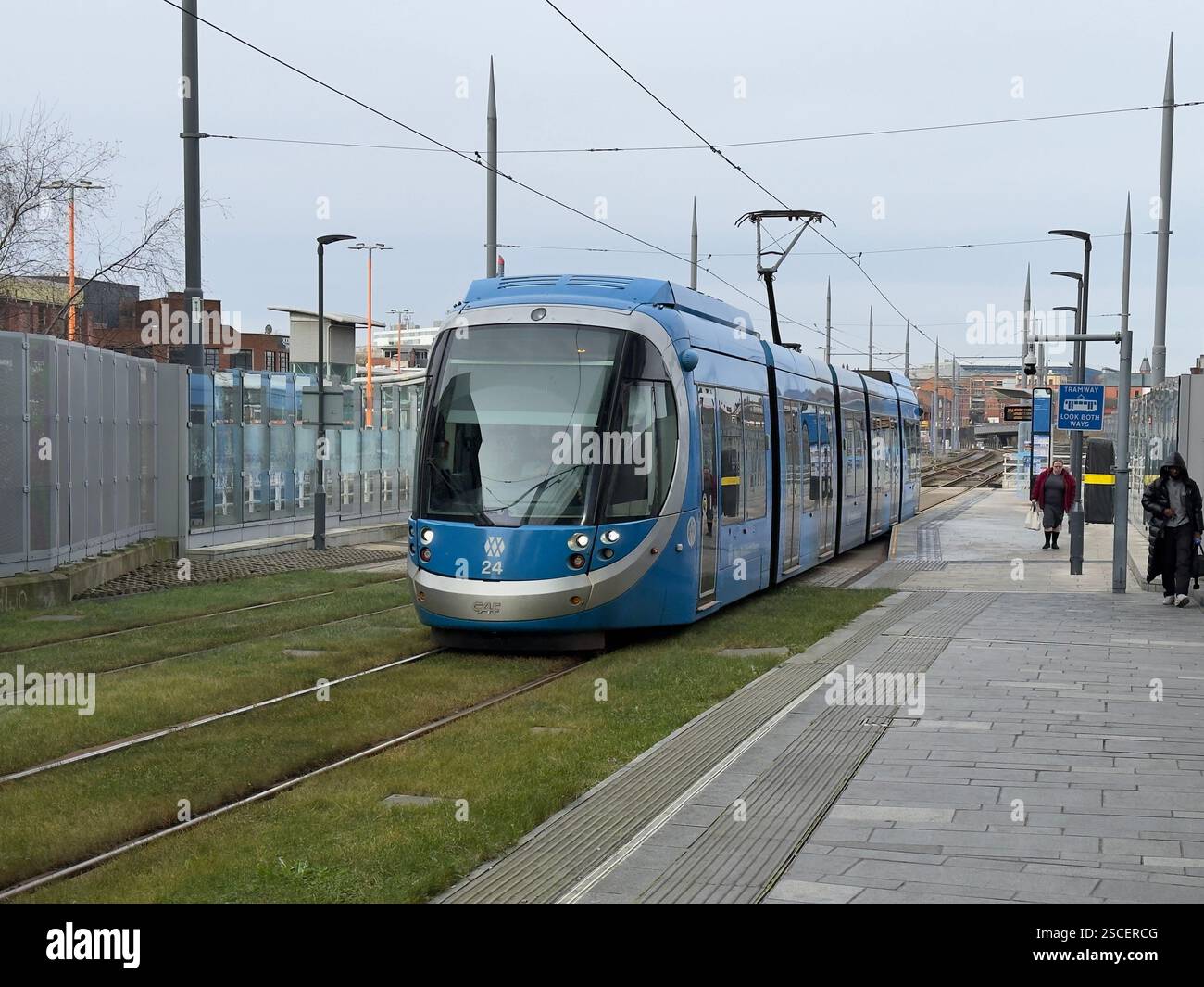 Tram n. 24 della metropolitana West Midlands che lascia St Fermata del tram Chad's nella zona di Snow Hill di Birmingham con un servizio da Wolverhampton a Edgbaston Village Foto Stock