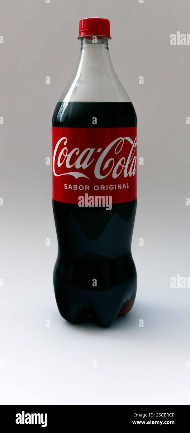 Bottiglia di Coca Cola messicana isolata su sfondo bianco Foto Stock