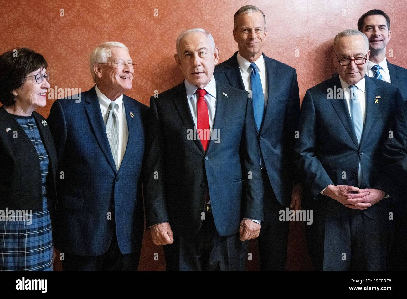 Washington, Stati Uniti. 6 febbraio 2025. Benjamin Netanyahu (pseudonimo Bibi Netanyahu), al centro, in piedi con i senatori statunitensi Susan Collins (R-ME), Roger Wicker (R-MS), il leader della maggioranza del Senato John Thune (R-SD), il leader della minoranza del Senato Chuck Schumer (D-NY) e i senatori statunitensi Tom Cotton al Campidoglio degli Stati Uniti. (Foto di Michael Brochstein/Sipa USA) credito: SIPA USA/Alamy Live News Foto Stock