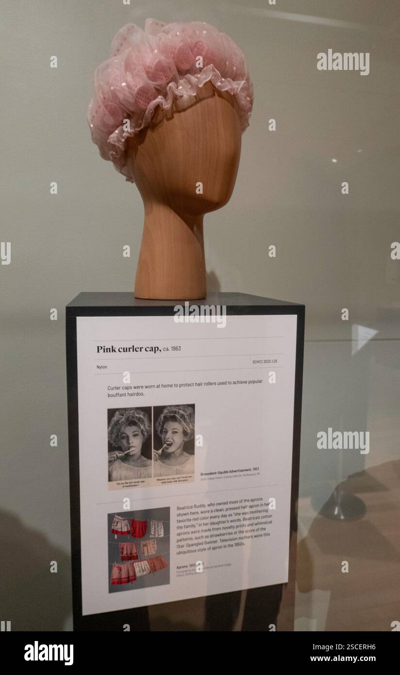 "Real Clothes, Real Lives: 200years of What Women Wore" Exhibition alla New York Historical Society, Upper West Side, NYC, USA 2025 Foto Stock