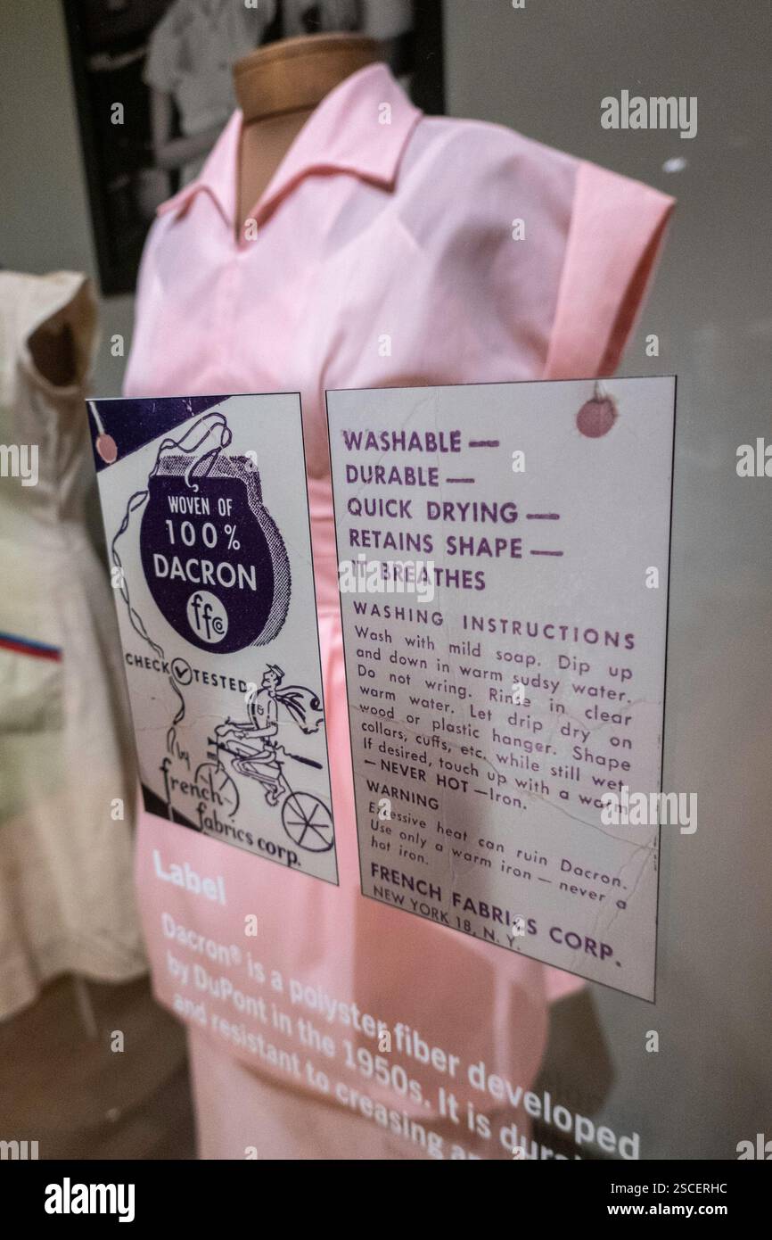 "Real Clothes, Real Lives: 200years of What Women Wore" Exhibition alla New York Historical Society, Upper West Side, NYC, USA 2025 Foto Stock