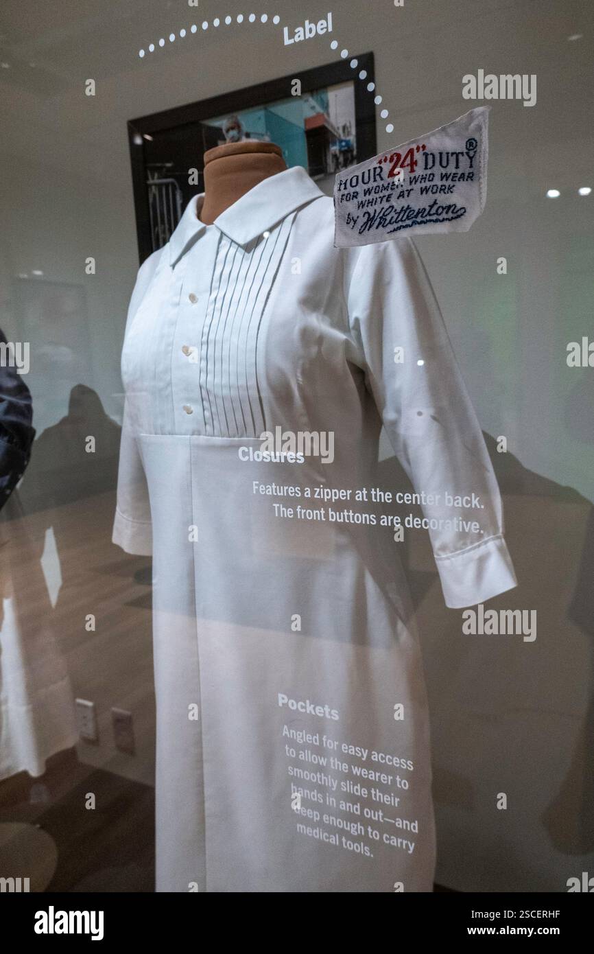 "Real Clothes, Real Lives: 200years of What Women Wore" Exhibition alla New York Historical Society, Upper West Side, NYC, USA 2025 Foto Stock