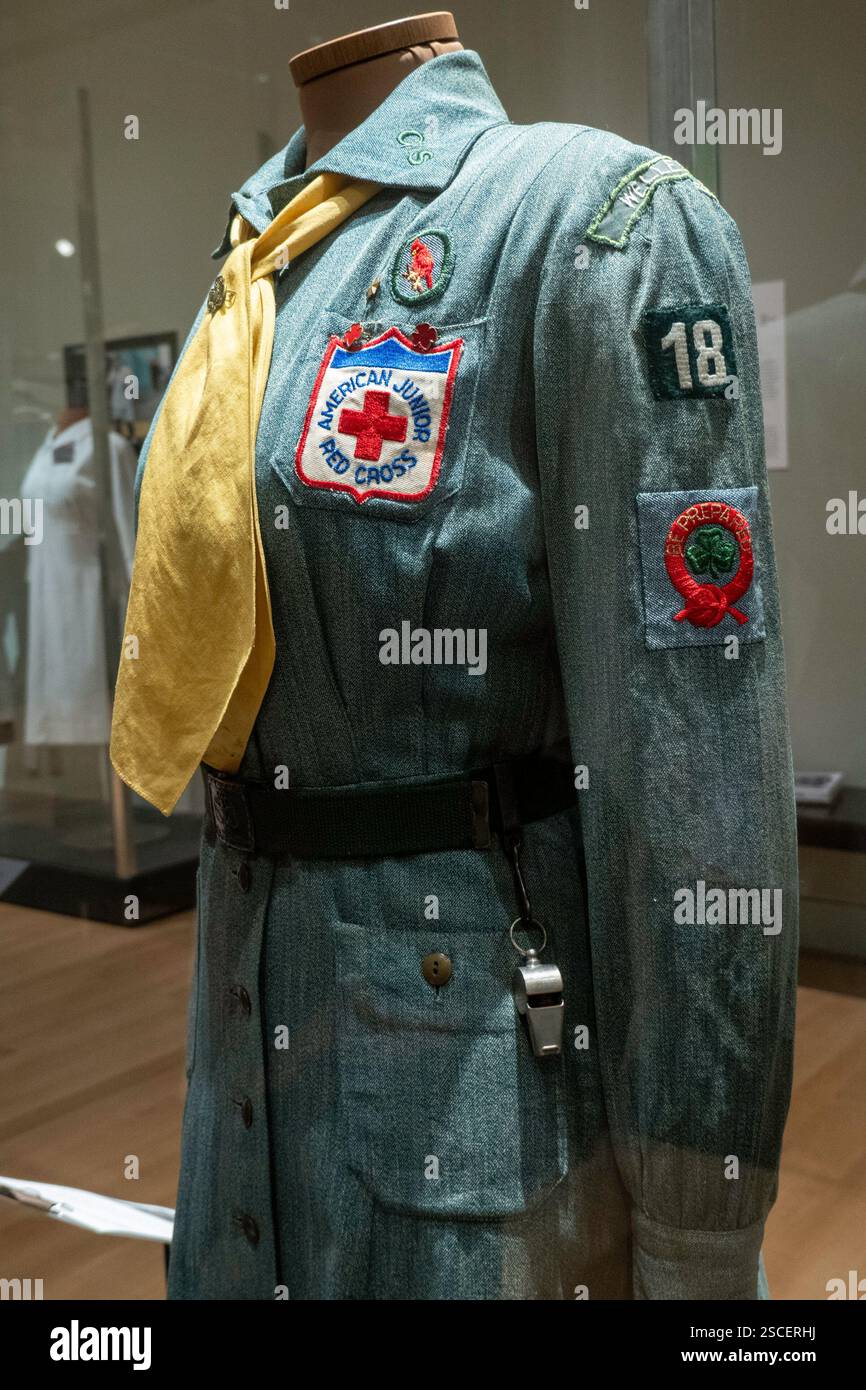 "Real Clothes, Real Lives: 200years of What Women Wore" Exhibition alla New York Historical Society, Upper West Side, NYC, USA 2025 Foto Stock