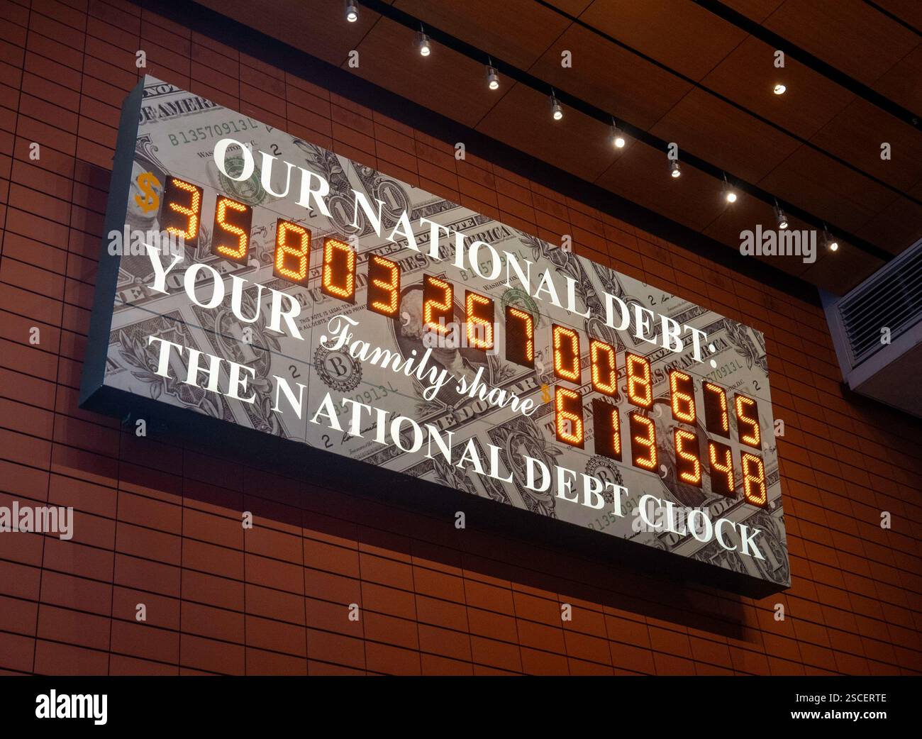 National Debt Clock, Times Square, New York, USA 2025 Foto Stock