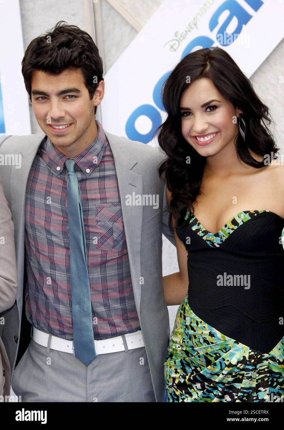 Joe Jonas e Demi Lovato alla prima di 'Oceans' di Los Angeles tenutasi al Teatro El Capitan di Hollywood, USA il 17 aprile 2010. Foto Stock