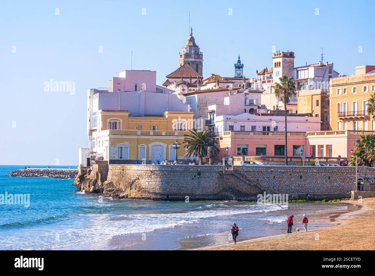 Lungo il lungomare di Sitges, in Spagna, in una giornata di sole d'inverno Foto Stock
