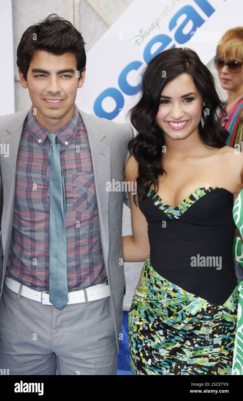 Joe Jonas e Demi Lovato alla prima di 'Oceans' di Los Angeles tenutasi al Teatro El Capitan di Hollywood, USA il 17 aprile 2010. Foto Stock