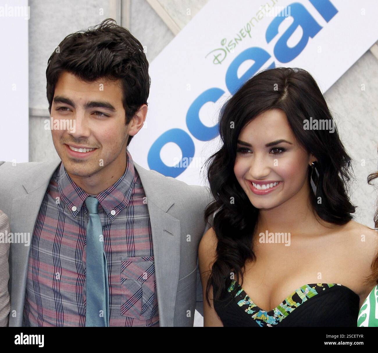 Joe Jonas e Demi Lovato alla prima di 'Oceans' di Los Angeles tenutasi al Teatro El Capitan di Hollywood, USA il 17 aprile 2010. Foto Stock