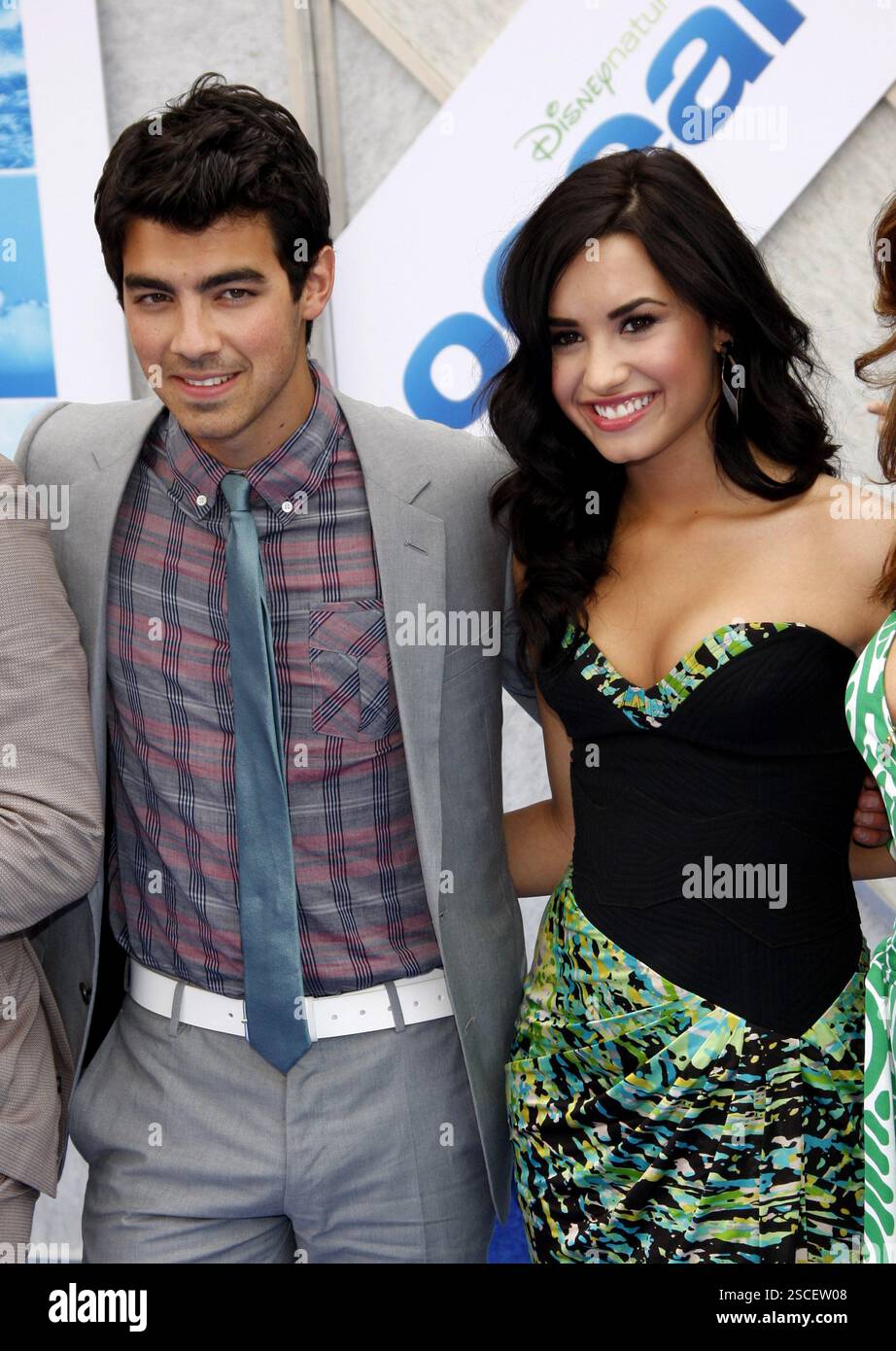 Joe Jonas e Demi Lovato alla prima di 'Oceans' di Los Angeles tenutasi al Teatro El Capitan di Hollywood, USA il 17 aprile 2010. Foto Stock