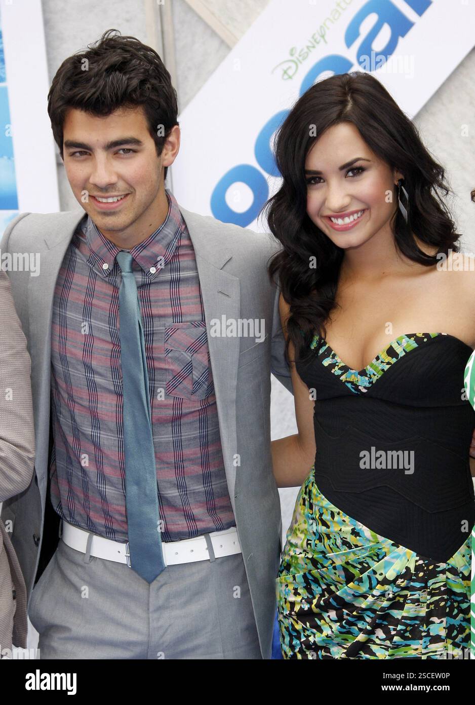 Joe Jonas e Demi Lovato alla prima di 'Oceans' di Los Angeles tenutasi al Teatro El Capitan di Hollywood, USA il 17 aprile 2010. Foto Stock