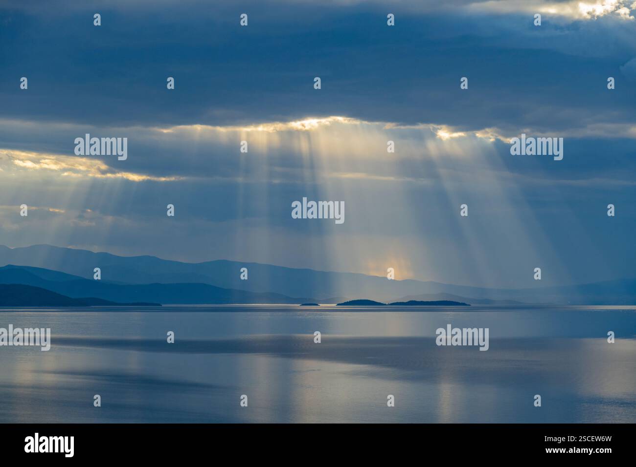 Guardando attraverso il golfo Pagasetico fino alle colline del Pilio meridionale da Chorto al tramonto Foto Stock