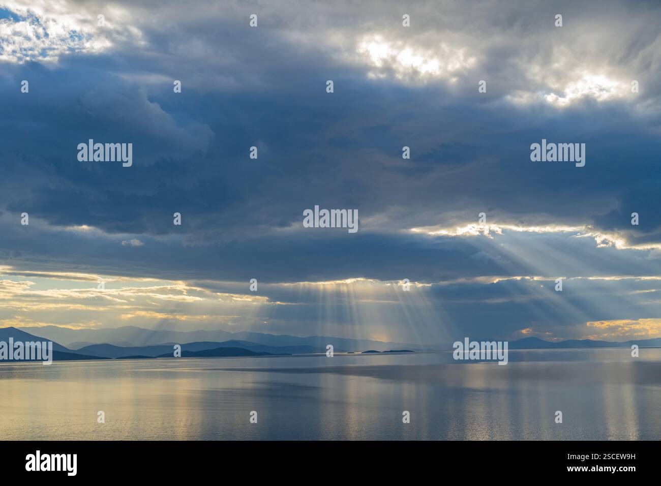 Guardando attraverso il golfo Pagasetico fino alle colline del Pilio meridionale da Chorto al tramonto Foto Stock