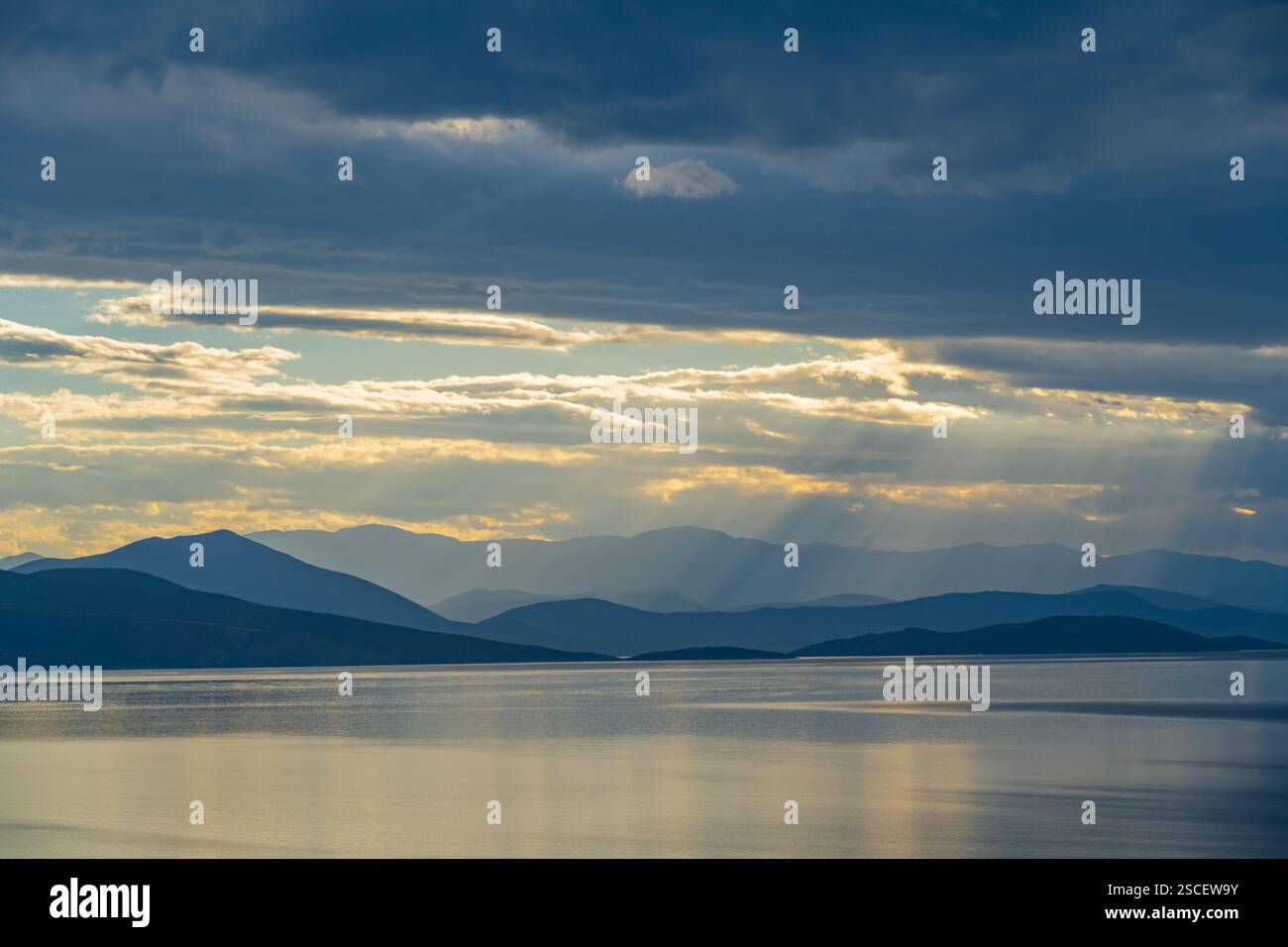 Guardando attraverso il golfo Pagasetico fino alle colline del Pilio meridionale da Chorto al tramonto Foto Stock