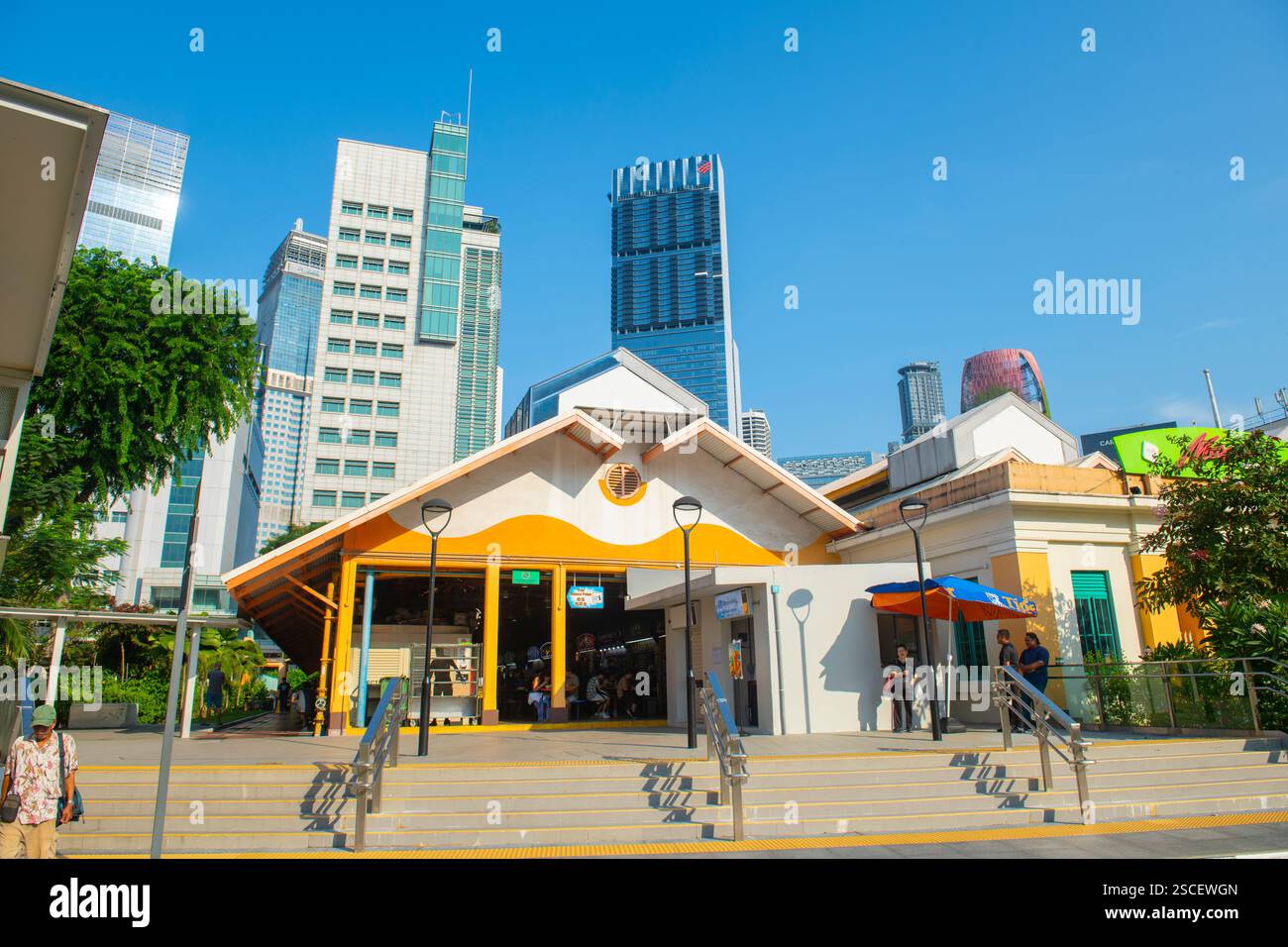 Maxwell Food Centre sulla South Bridge Road in Maxwell Road a Chinatown, quartiere Outram dell'area centrale, Singapore. Foto Stock