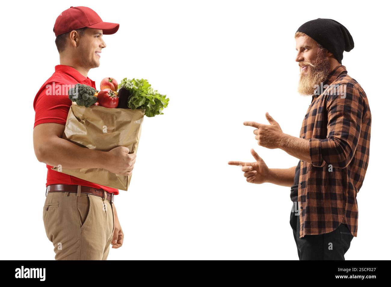 Addetto alla consegna con un sacchetto della spesa e un giovane cliente maschio isolato su sfondo bianco Foto Stock
