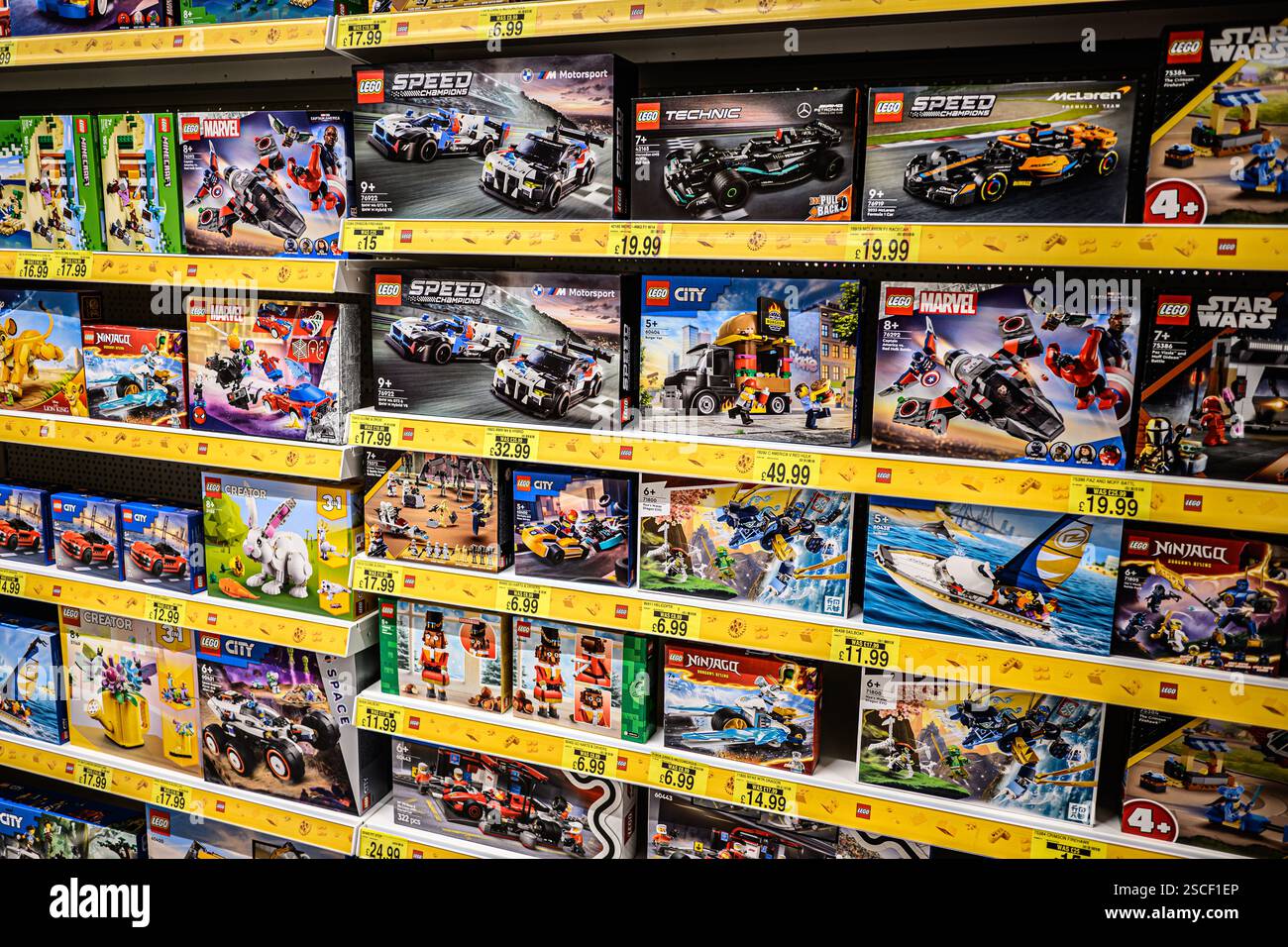 Prodotti LEGO su uno scaffale di un negozio – Galles, Regno Unito – 15 gennaio 2025 Foto Stock