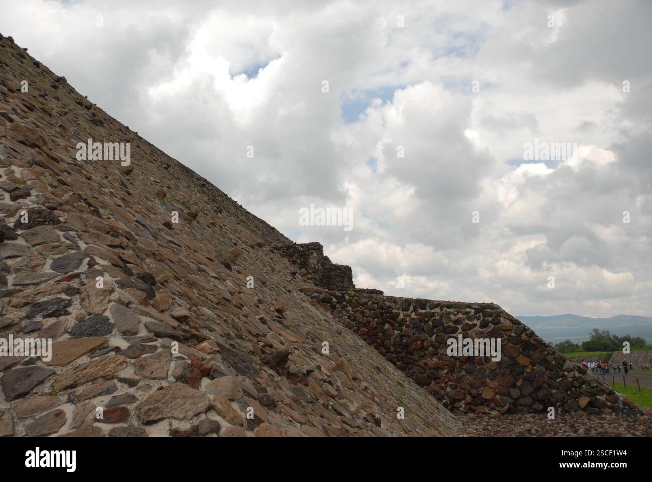 Immagine di una piramide nel sito archeologico di Teotihuacan. Patrimonio mondiale dell'UNESCO. Foto Stock