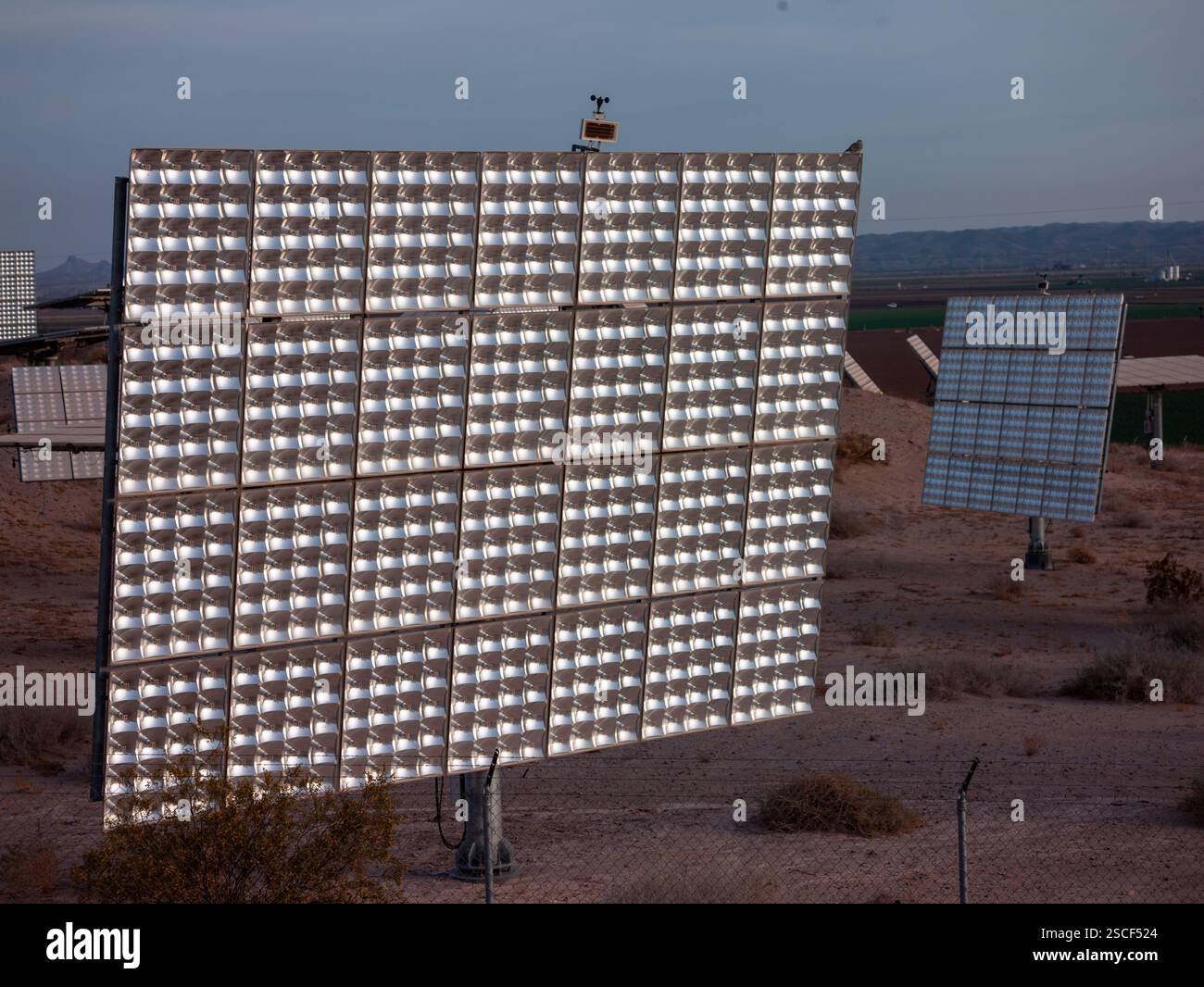 Obsoleto Solar Farm Foto Stock