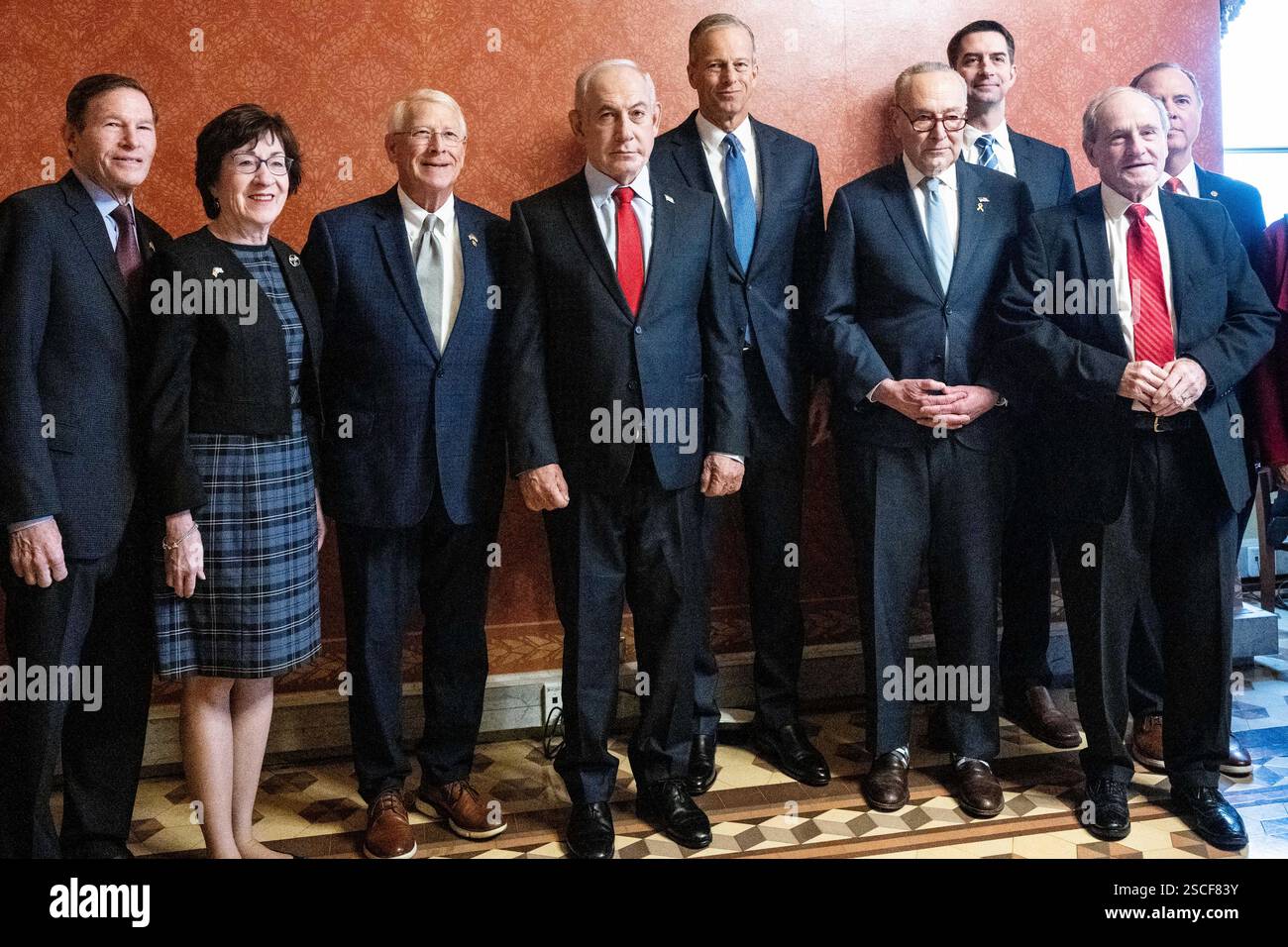 Washington, Stati Uniti. 6 febbraio 2025. Benjamin Netanyahu (pseudonimo Bibi Netanyahu), al centro, in piedi con i senatori statunitensi Richard Blumenthal (D-CT), Susan Collins (R-ME), Roger Wicker (R-MS), il leader della maggioranza del Senato John Thune (R-SD), il leader della minoranza del Senato Chuck Schumer (D-NY), i senatori statunitensi Tom Cotton (R-AR), James Risch (R-ID) e Adam Schiff (D-CA-Capitol). Credito: SOPA Images Limited/Alamy Live News Foto Stock