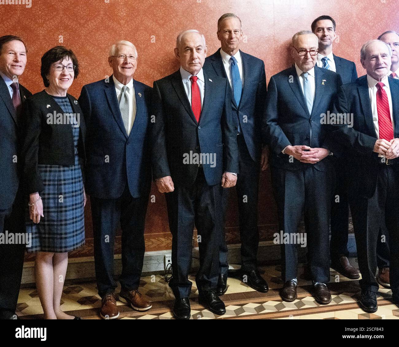 Washington, Stati Uniti. 6 febbraio 2025. Benjamin Netanyahu (pseudonimo Bibi Netanyahu), al centro, in piedi con i senatori statunitensi Richard Blumenthal (D-CT), Susan Collins (R-ME), Roger Wicker (R-MS), il leader della maggioranza del Senato John Thune (R-SD), il leader della minoranza del Senato Chuck Schumer (D-NY), i senatori statunitensi Tom Cotton (R-AR), James Risch (R-ID) e Adam Schiff (D-CA-Capitol). Credito: SOPA Images Limited/Alamy Live News Foto Stock
